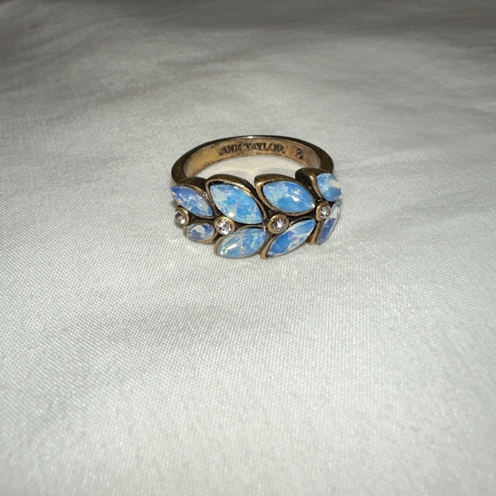 ✨💎💙 Ann Taylor Gold Ring Size 8 featuring Beautiful Blue Diamond Leaves 💙💎✨
